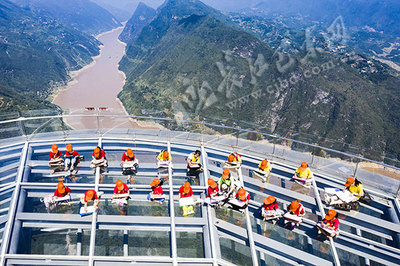 美术课堂进景区 别样风景入画来